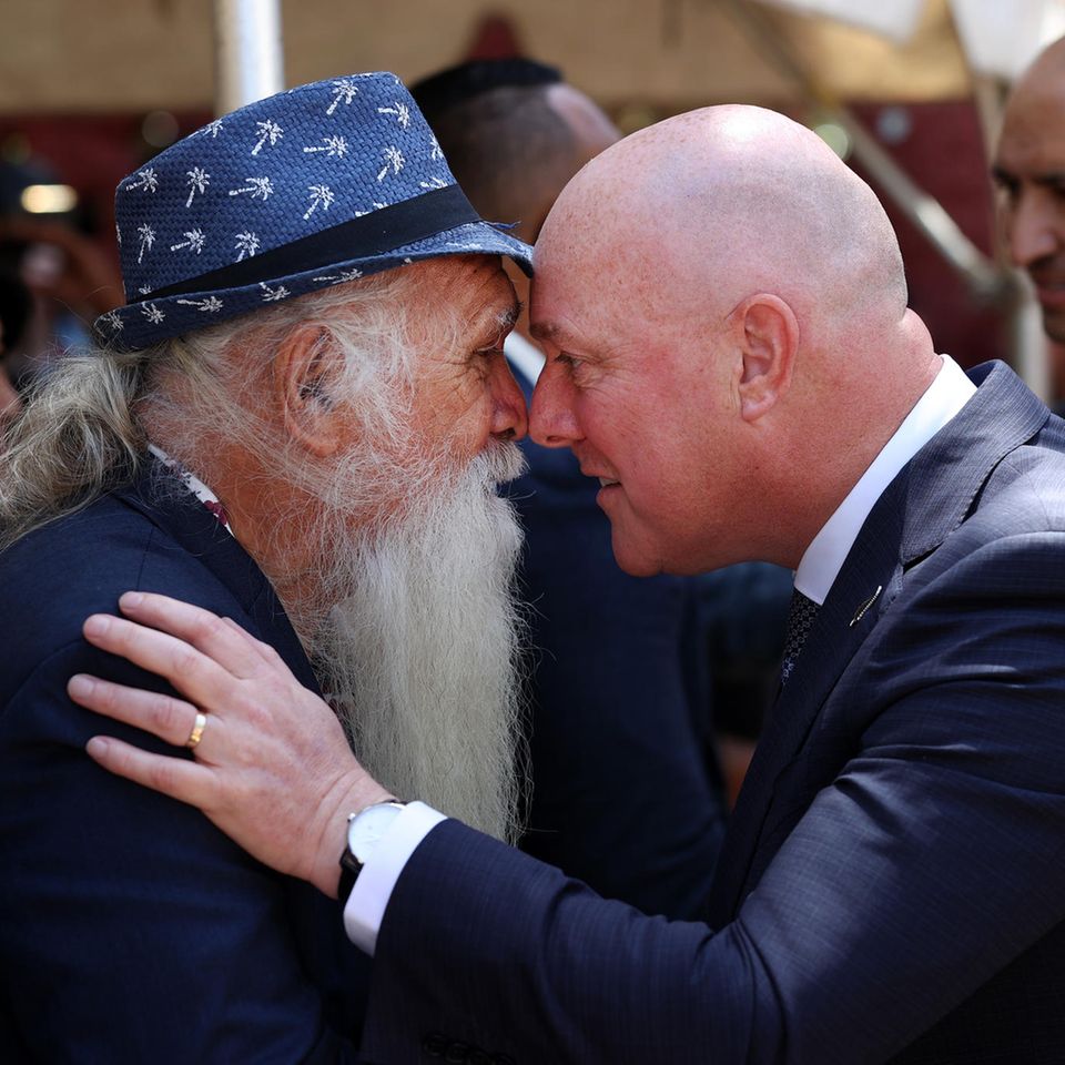 Waitangi, New Zealand.  Prime Minister Christopher Luxon (r.) is greeted with a hongi on the national holiday.  In the traditional Maori greeting, noses are rubbed together to feel each other's "breath of life".