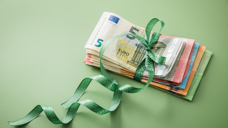 Money gift with a bow