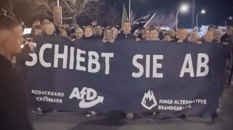 The Young Alternative is the youth organization of the AfD.  Hidden recordings of two reporters show how radical the tone within the group is.  Confronted with the statements made by the Junge Alternative, the AfD distances itself.