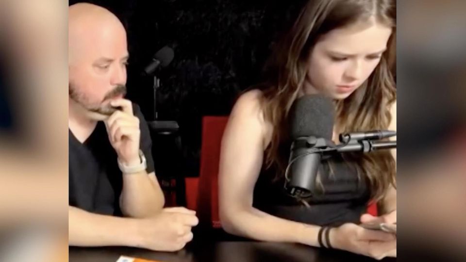 Seven minutes for a text message: Gen Z daughter is desperate for a flip phone