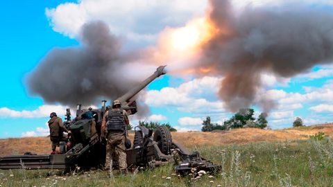 Ukrainian soldiers fire a howitzer in eastern Ukraine (archive image)